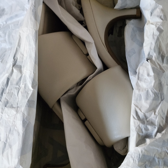 NEW Marc Jacobs Cream Slide Sandals SIZE W10 - Picture 10 of 12